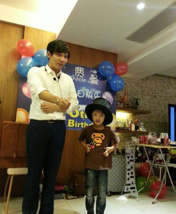 费曼过6岁生日 老爸吴镇宇忙偷拍